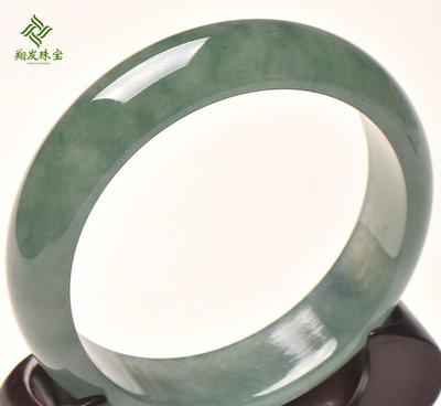 翔发珠宝 天然缅甸玉器精品，油青翡翠手镯的雅致魅力